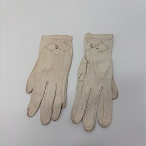 Vintage Cream Kid Leather Gloves with Embroidered Diamond Bow Detail – Size 6½–7